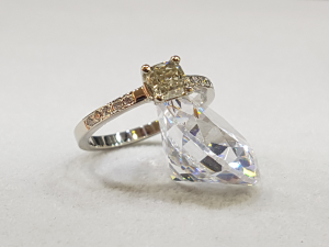 Prsten s Diamantem o velikosti 5,25x5,25mm a bočními kameny o velikosti 1,40mm